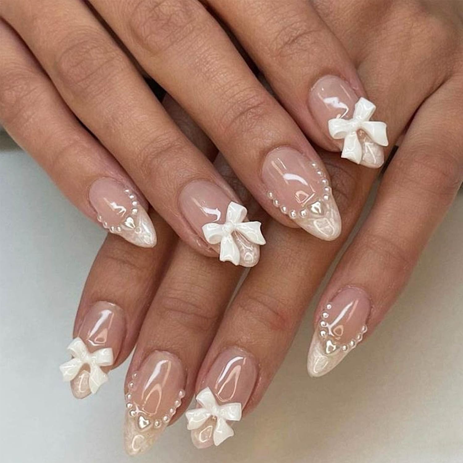 LRKNNO uñas en almendra francesas con lazo decorativo para un toque elegante.