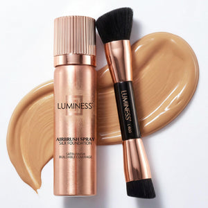 Luminess Silk Foundation spray frente a la botella para una cobertura uniforme