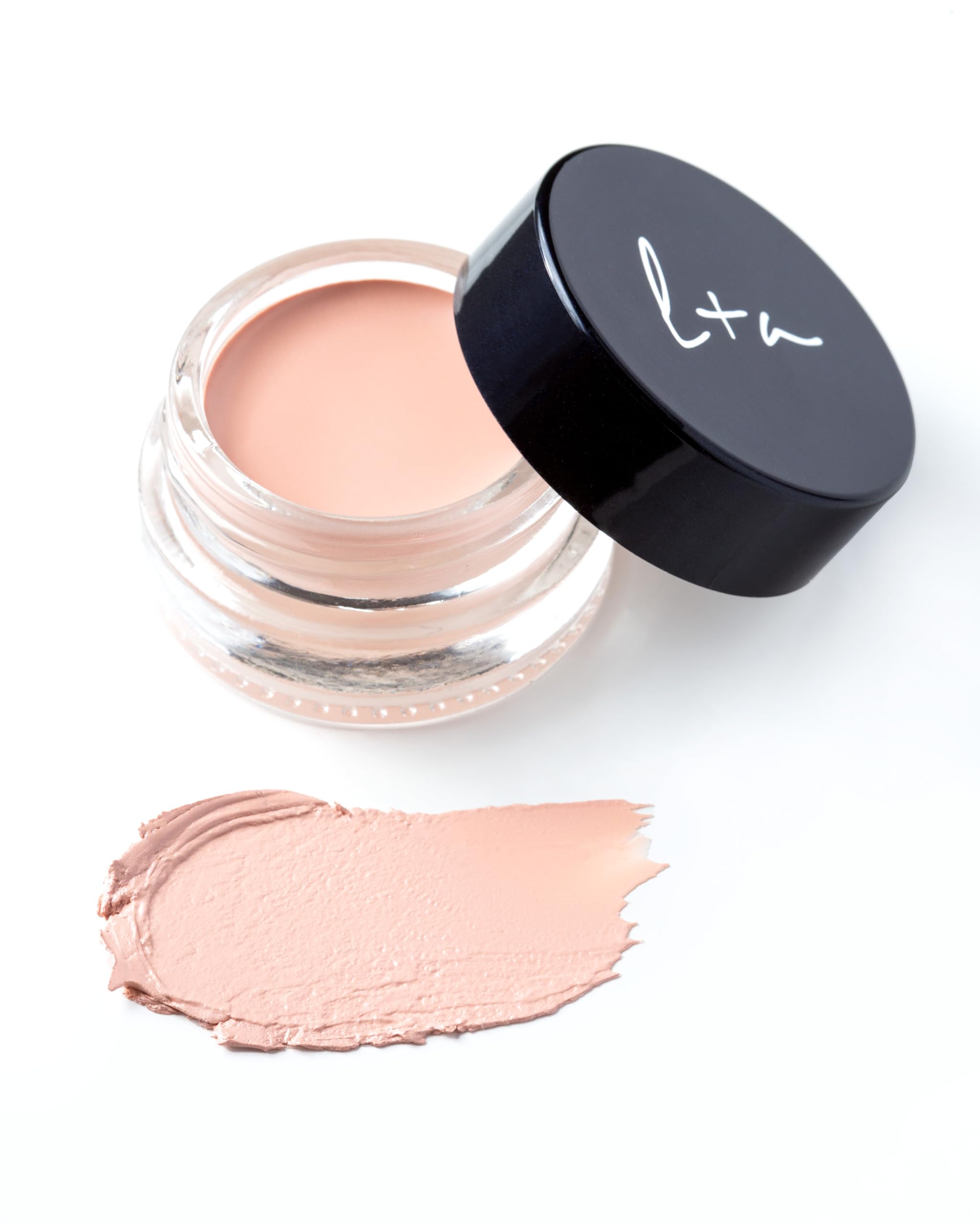 Con vitaminas C y E, el corrector Lune+Aster ilumina la mirada