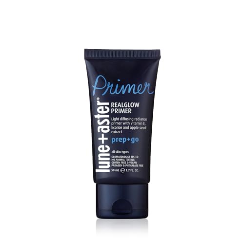 Aplicación con dedo de Lune+Aster RealGlow Primer realza la piel suave.