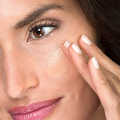 RealGlow Primer muestra brillo ligero y iluminación difusa en la piel.