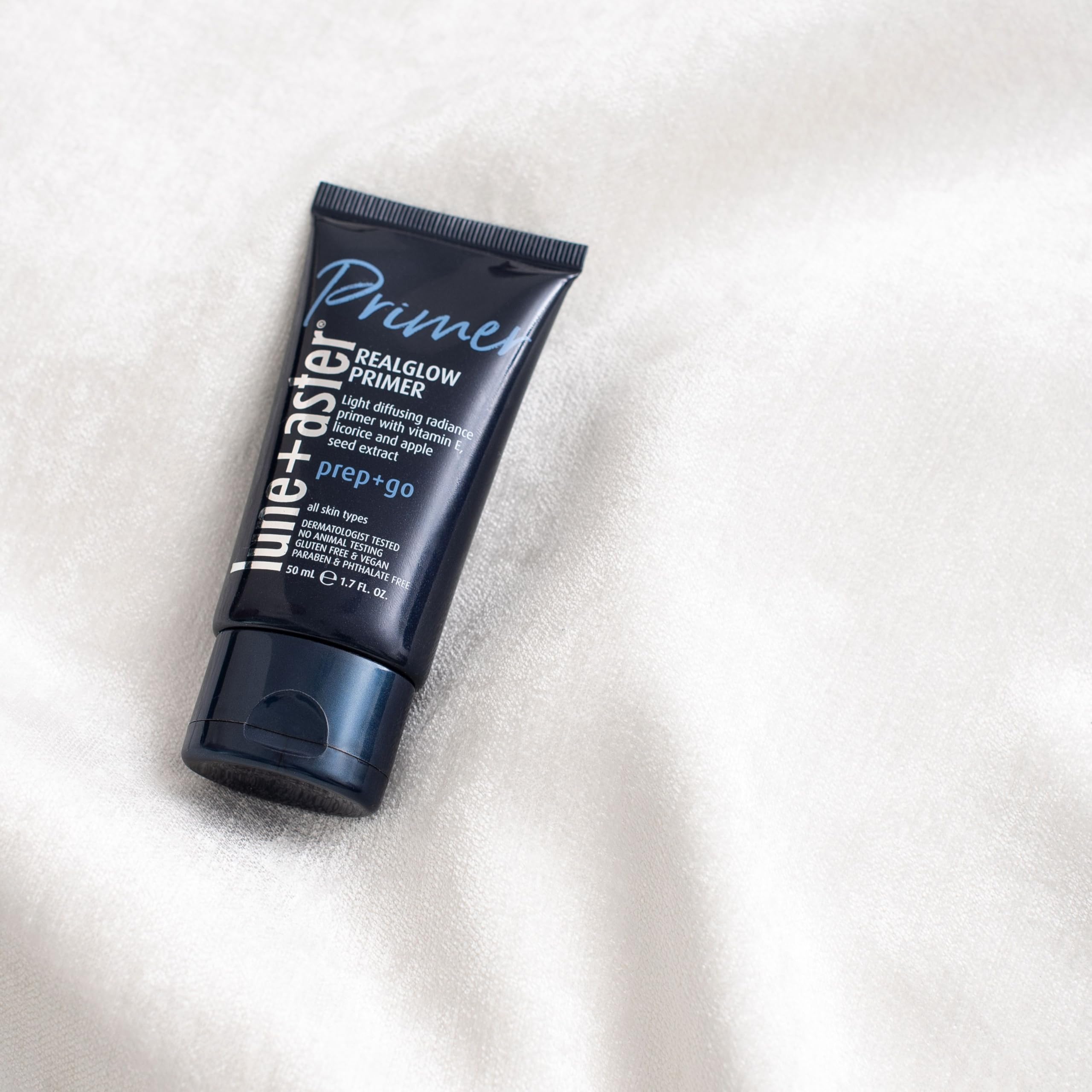 Extracto de regaliz en RealGlow Primer ayuda a calmar irritaciones.