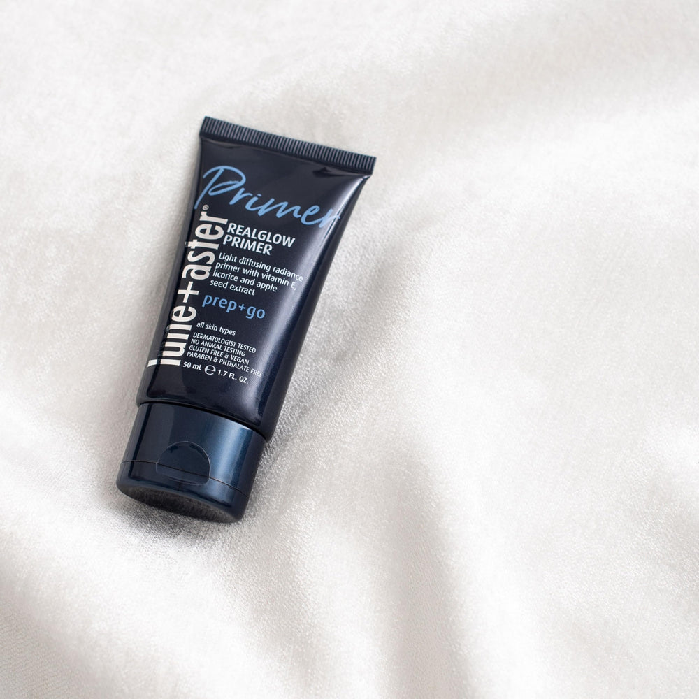 Extracto de regaliz en RealGlow Primer ayuda a calmar irritaciones.