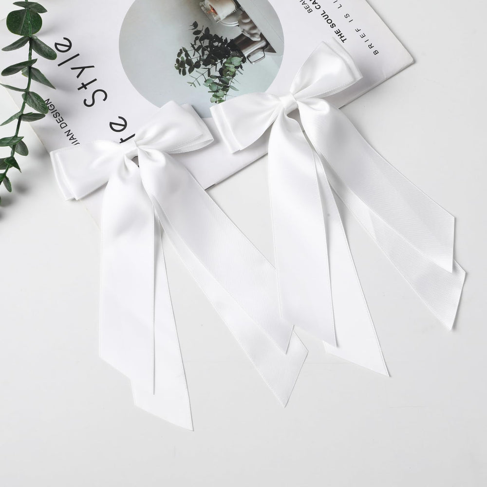 LuSeren accesorio blanco para mujer, ideal para peinados rápidos y elegantes.