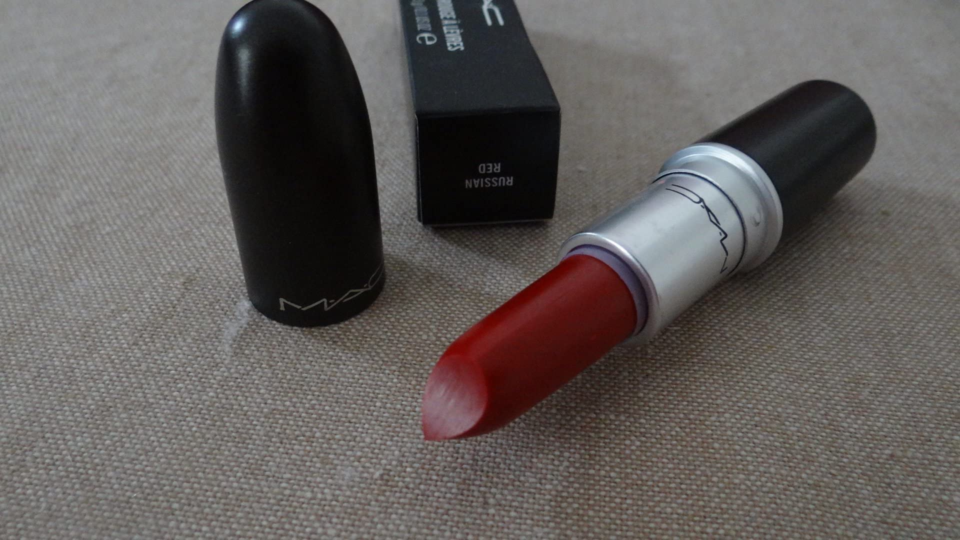 MAC Labial Mate, color rojo intenso para un look impactante.