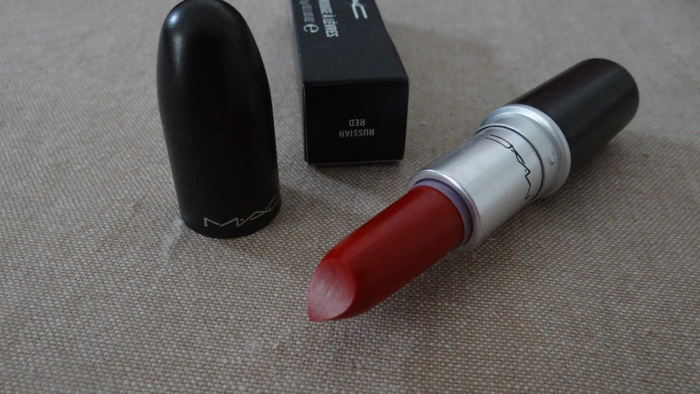 MAC Labial Mate, color rojo intenso para un look impactante.