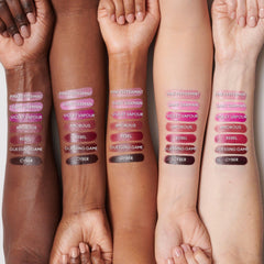 MAC Satinado Blankety textura cremosa que desliza sin esfuerzo.