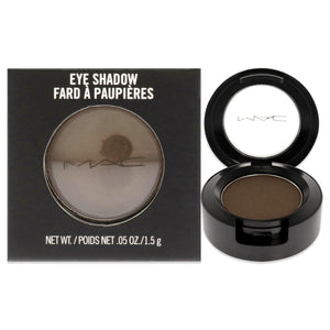 MAC sombra de ojos Brun, pigmento marrón satinado para un acabado suave.