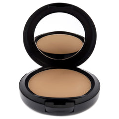 MAC Studio Fix Powder Plus Foundation tono NC40 para un acabado uniforme.