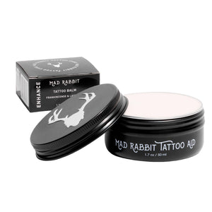 Mad Rabbit Tattoo Balm en tarro realza el color del tatuaje.