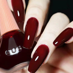 Major Dijit Esmalte Cherry rápido secado, enfoque en la botella y color intenso