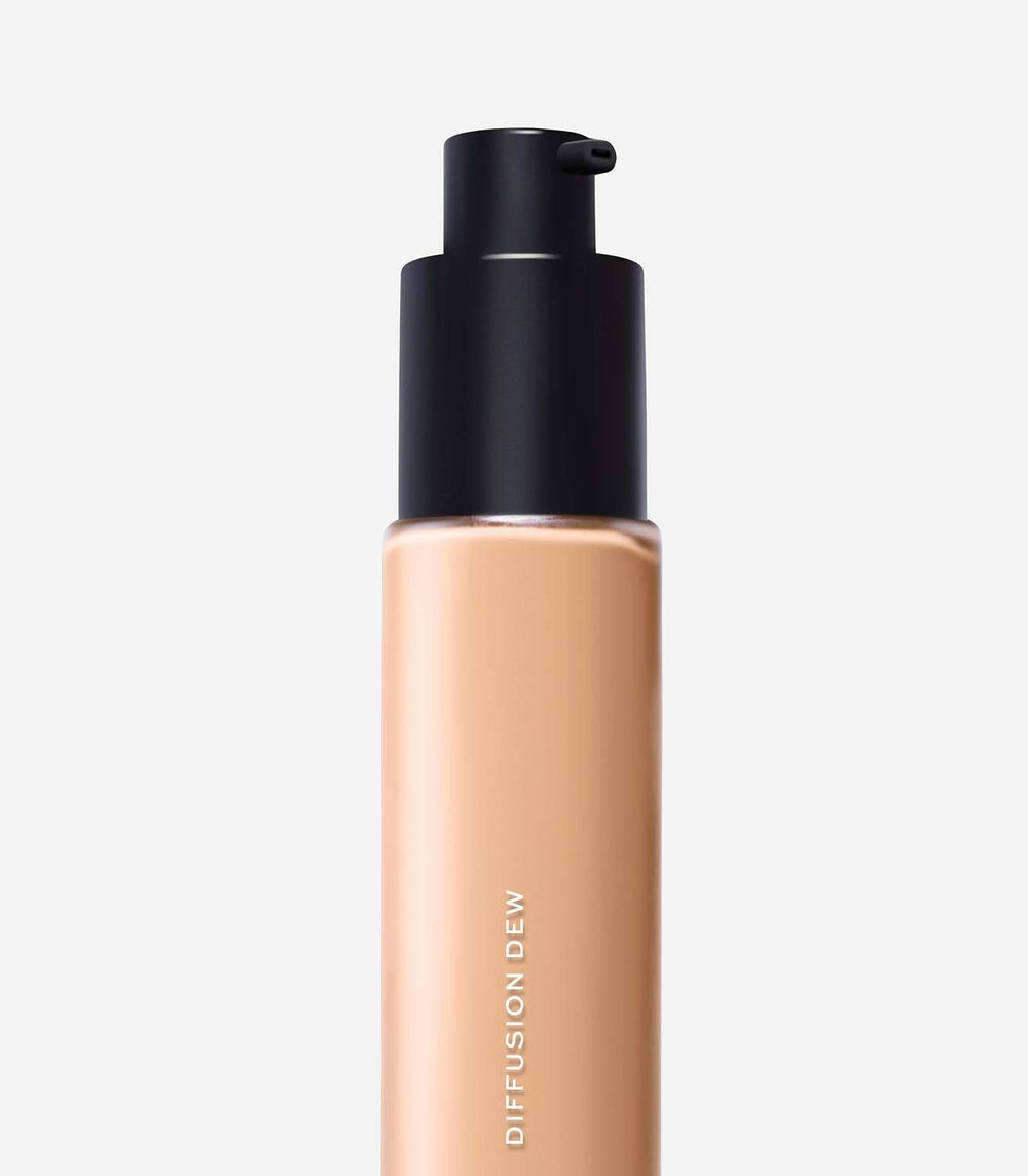 MAKE Beauty Skin Tint textura ligera difumina poros para un resultado sutil.