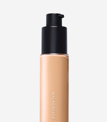 MAKE Beauty Skin Tint textura ligera difumina poros para un resultado sutil.