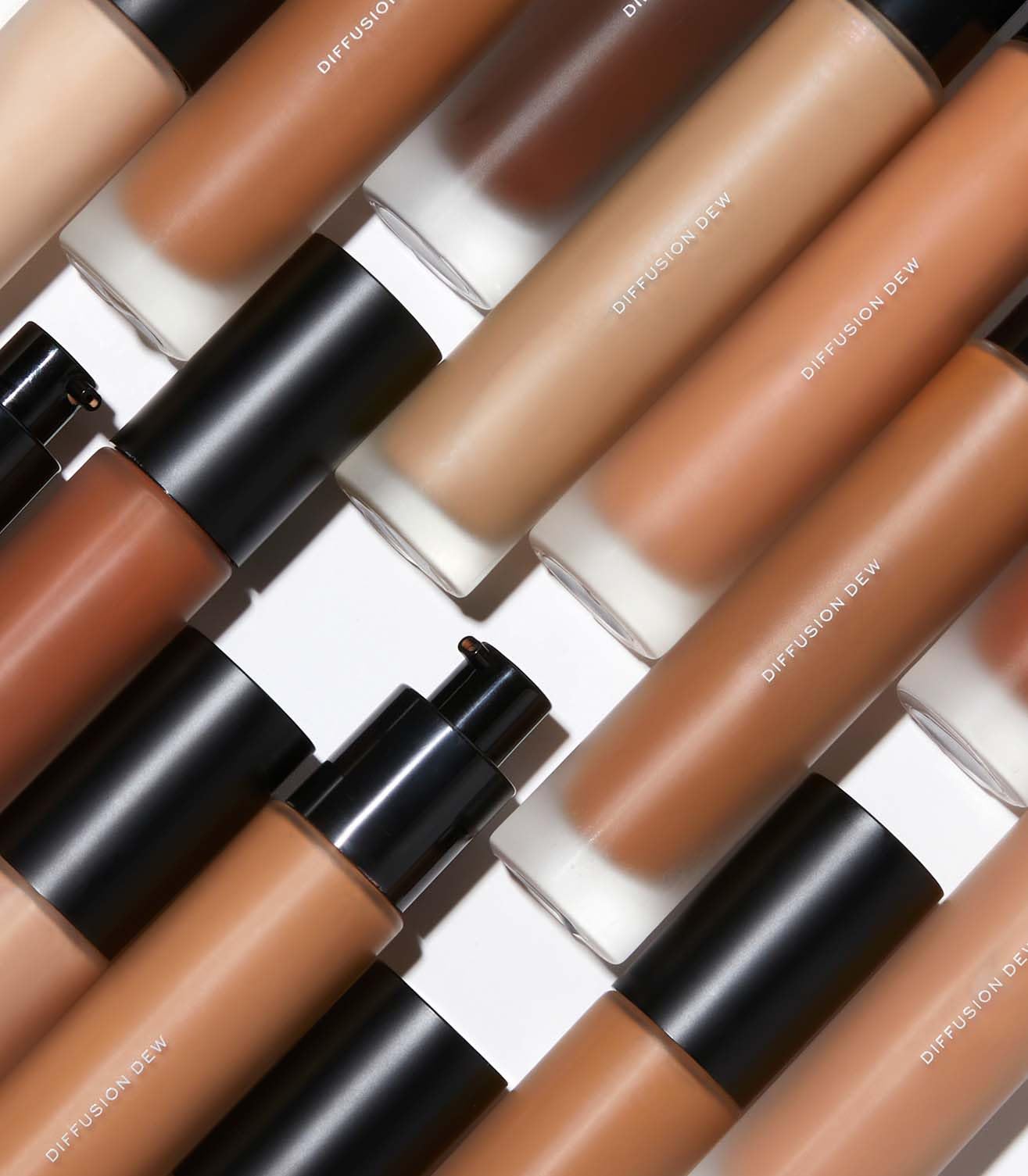 MAKE Beauty Skin Tint acabado difuso aporta luminosidad sin sensación grasosa.