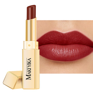 MAKI YIKA barra labial rojo oscuro con brillo sedoso para hidratación diaria.