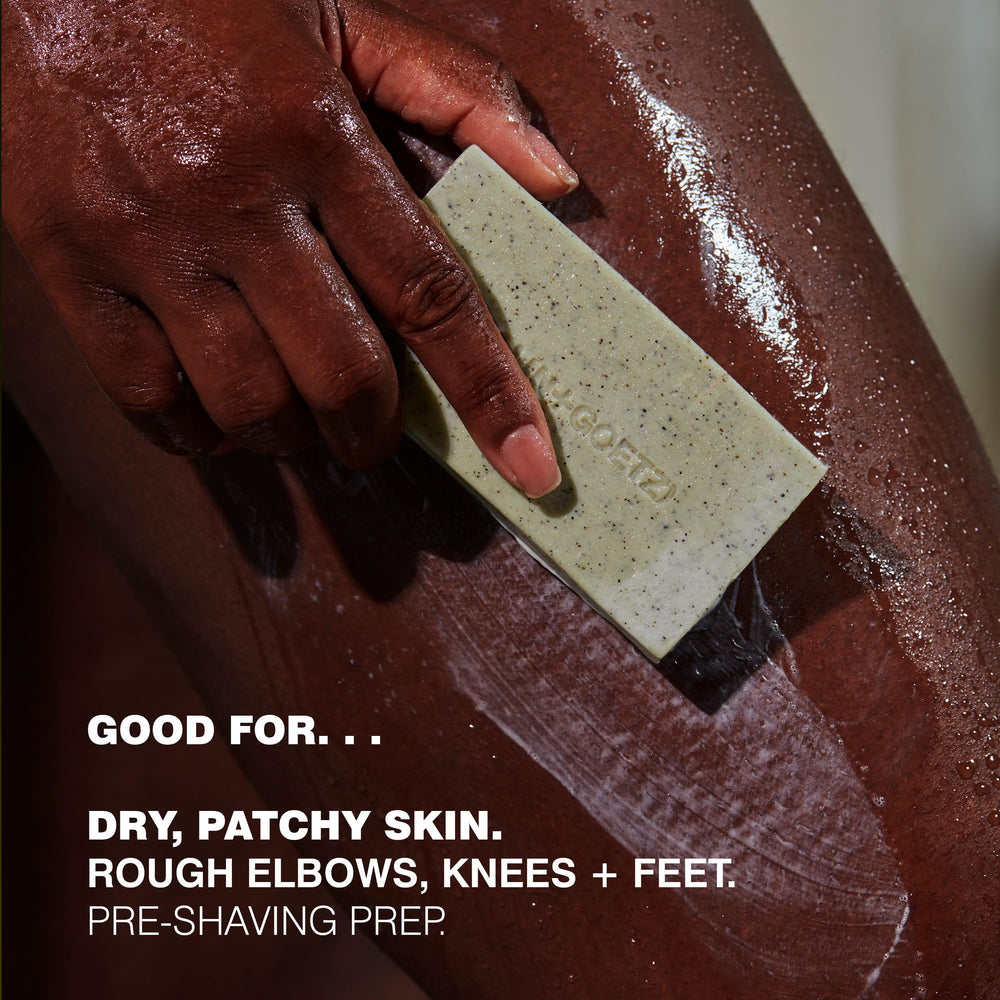 Barra exfoliante MALIN+GOETZ con pumice volcánico para eliminar células muertas con suavidad.