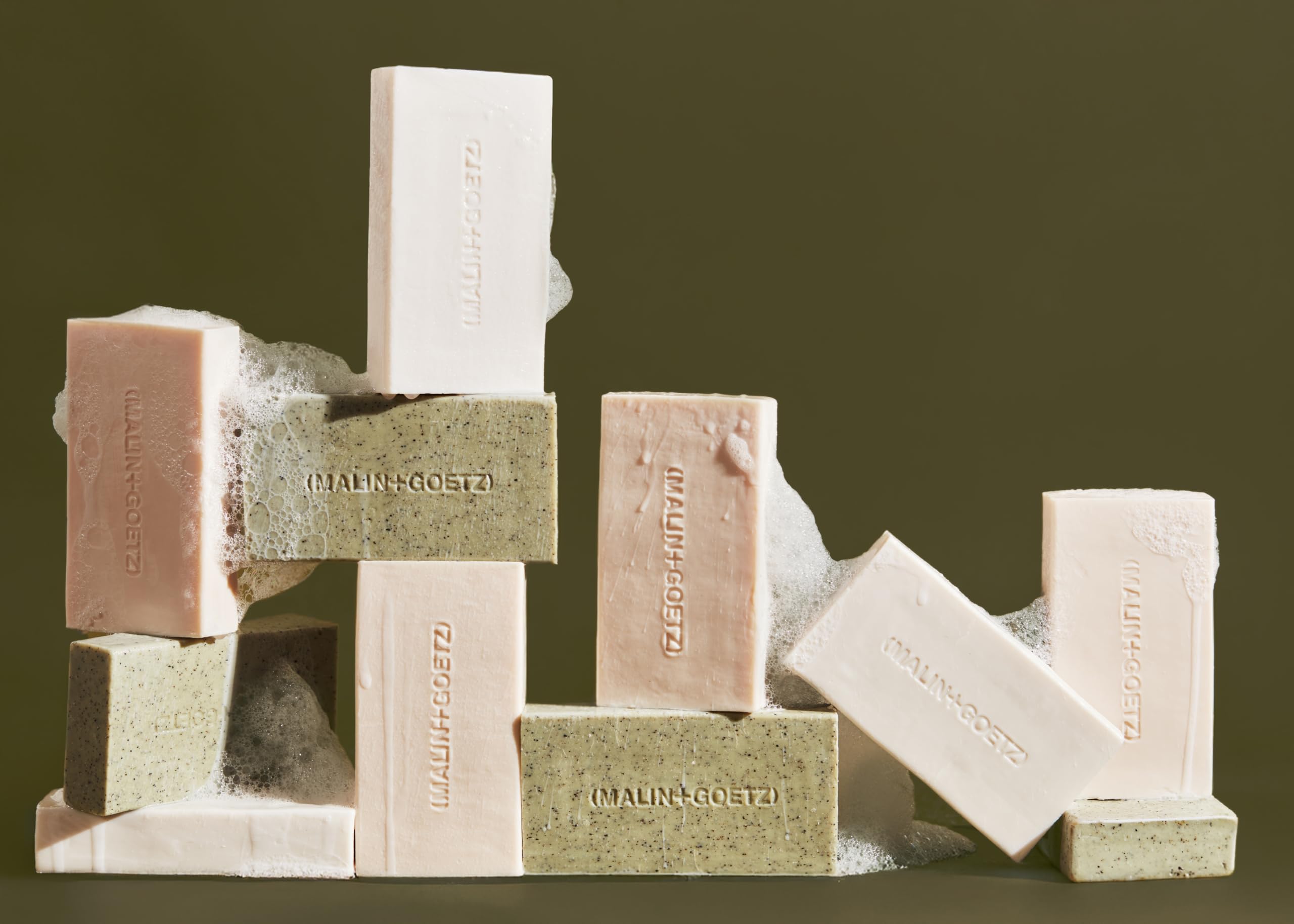 Barra exfoliante MALIN+GOETZ con vitaminas C y E para iluminar y nutrir la piel.
