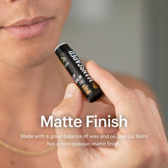 MANSCAPED bálsamo labial con eucalipto para alivio refrescante.