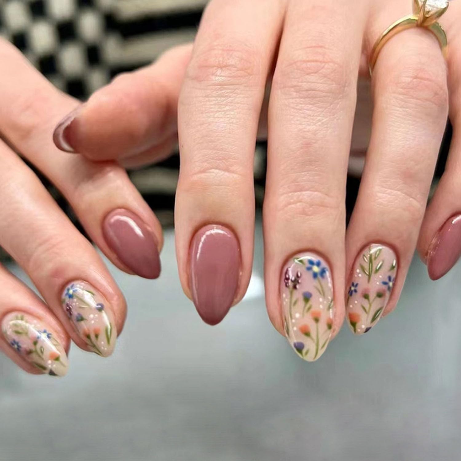 MAOTTIE uñas almendra con diseño floral para un aspecto refinado.
