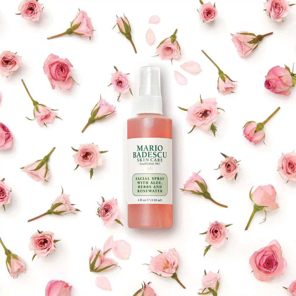 Aplicación rápida de la bruma facial de Mario Badescu.