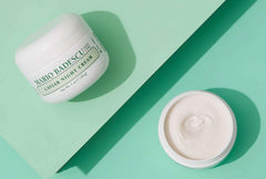 Textura sedosa de la crema de Mario Badescu que deja la piel suave al despertar