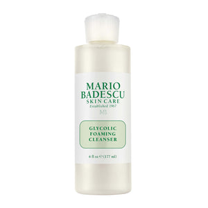 Mario Badescu Glycolic Foaming Cleanser: botella visible y piel más luminosa tras uso suave.