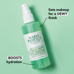 Mario Badescu spray facial Aloe Pepino té verde sobre la piel.