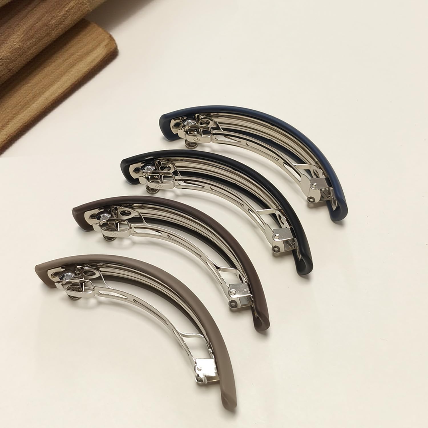 Pinza Markuii diseño compacto, ideal para bolsa y viajes, estilo sin esfuerzo.