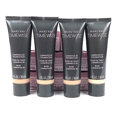 Aplicación suave de Mary Kay TimeWise Luminous 3D Foundation sobre la piel.