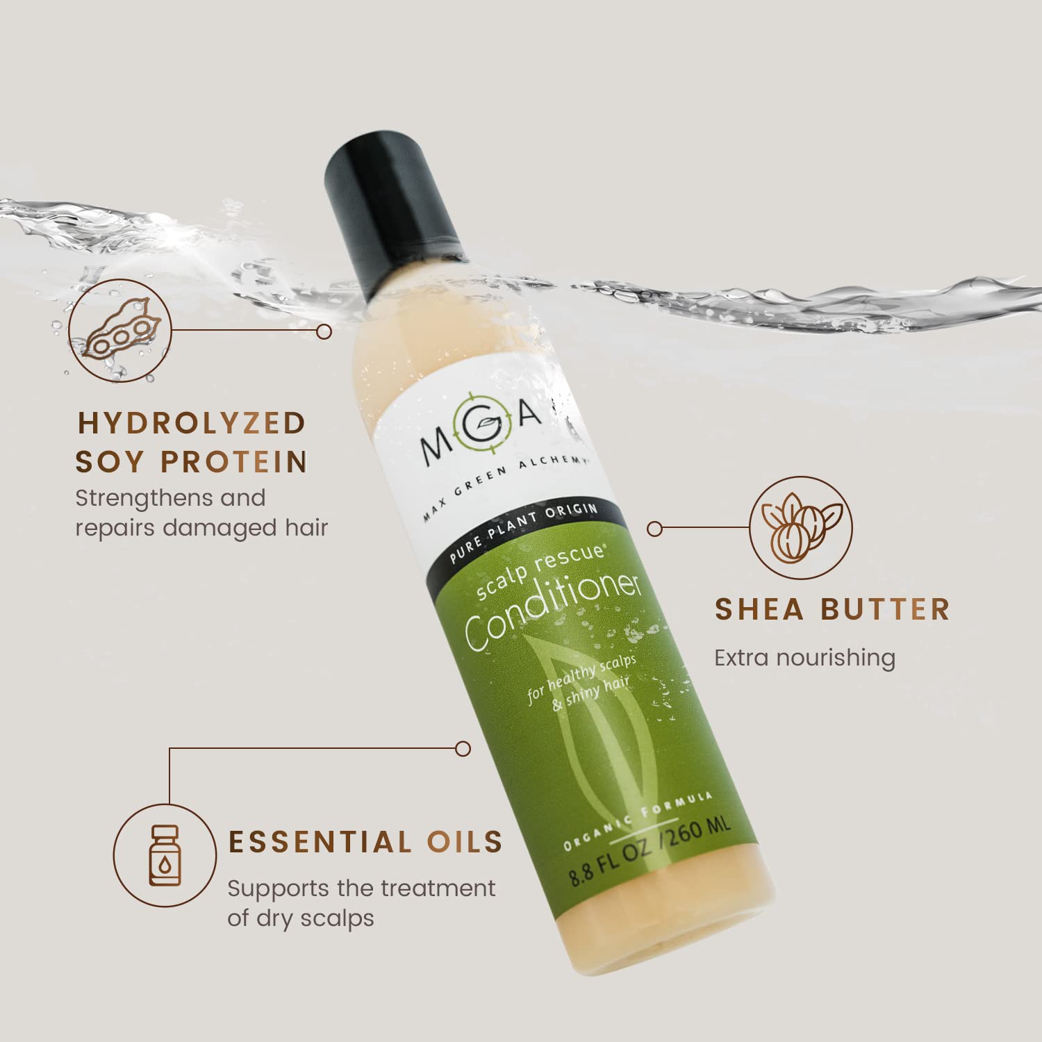 Max Green Alchemy Acondicionador Vegano durante la aplicación en manos para hidratación suave.