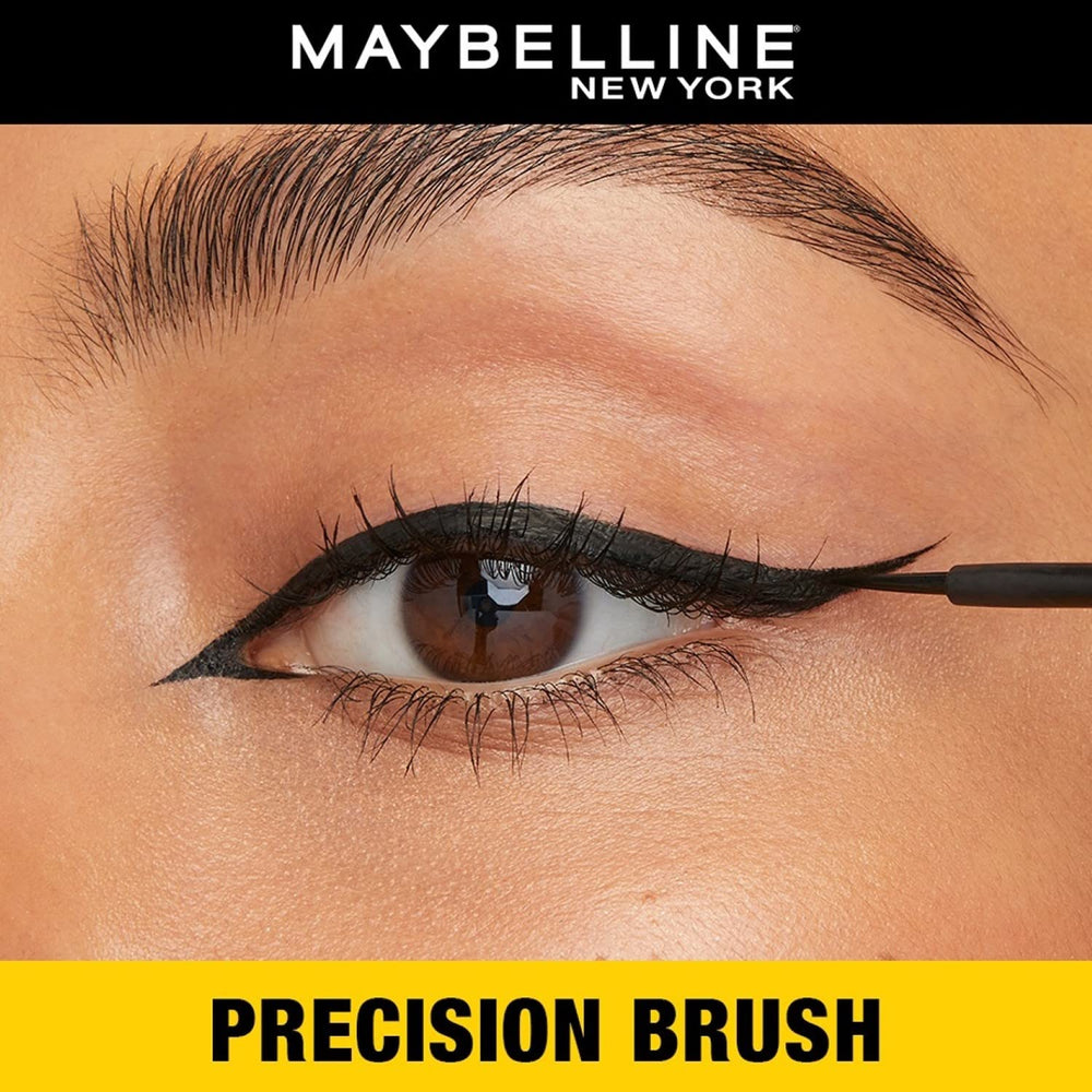 Acabado metálico intenso que realza la mirada con Maybelline Colossal Bold Eyeliner.