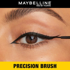 Acabado metálico intenso que realza la mirada con Maybelline Colossal Bold Eyeliner.