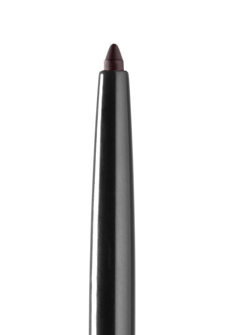 Uso del delineador Maybelline como base para prolongar la duración del labial.