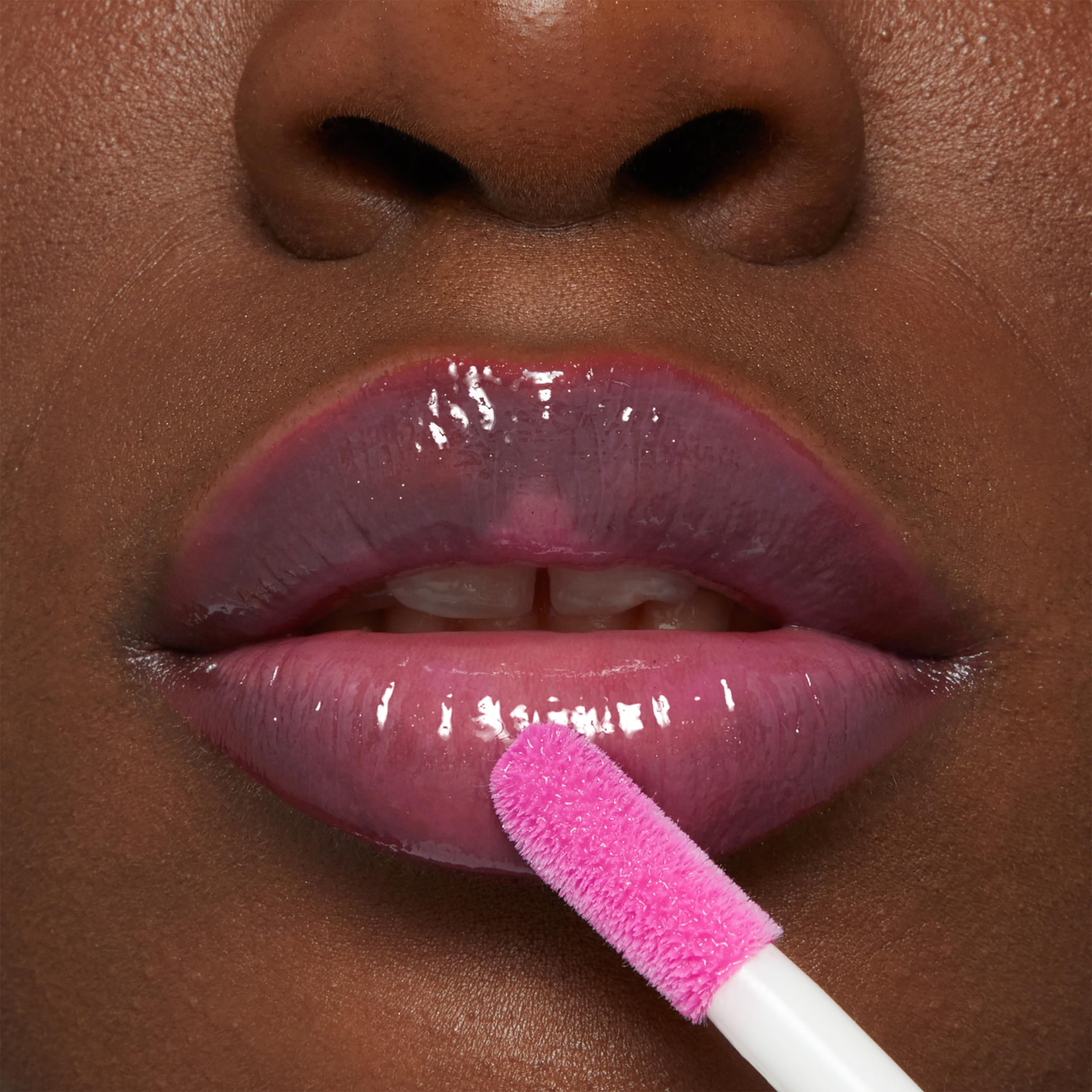 MAYBELLINE Lifter Gloss Plump envase cómodo y aplicador para capa uniforme