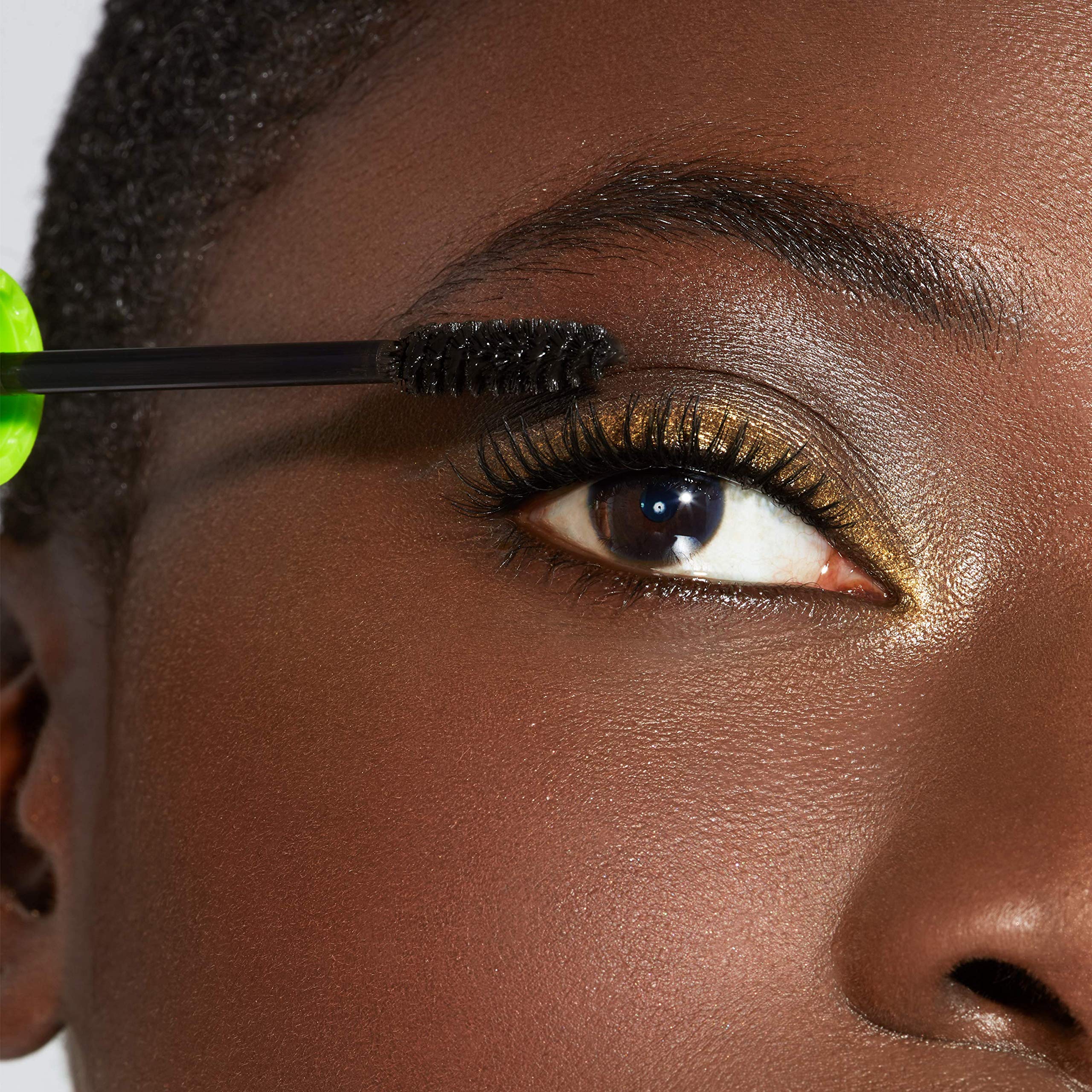 MAYBELLINE máscara de pestañas, retirada sencilla con agua micelar para finalizar el look.