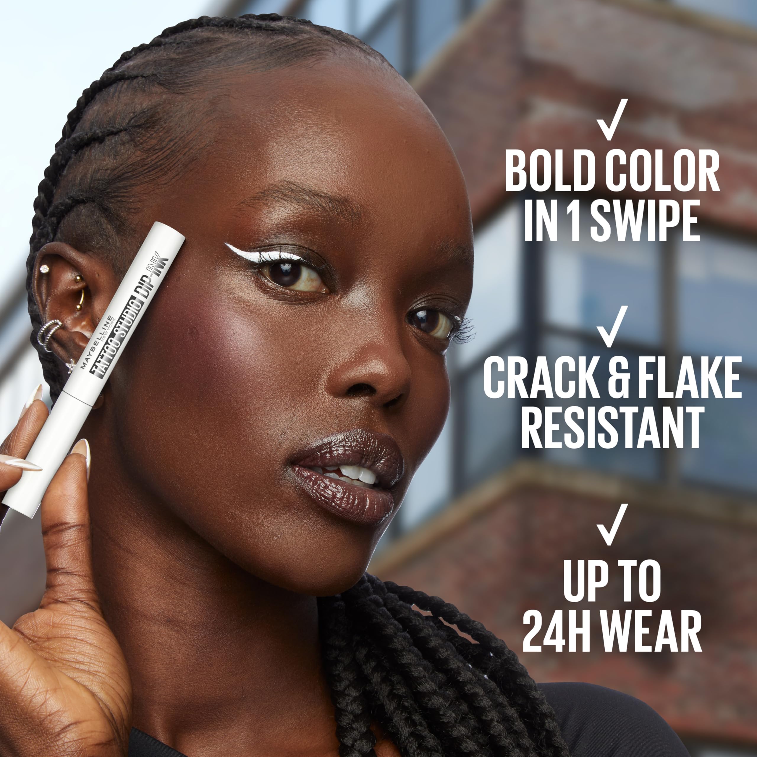 MAYBELLINE Tattoo Studio Dip-Ink Liner: trazos gruesos para un look gráfico duradero.