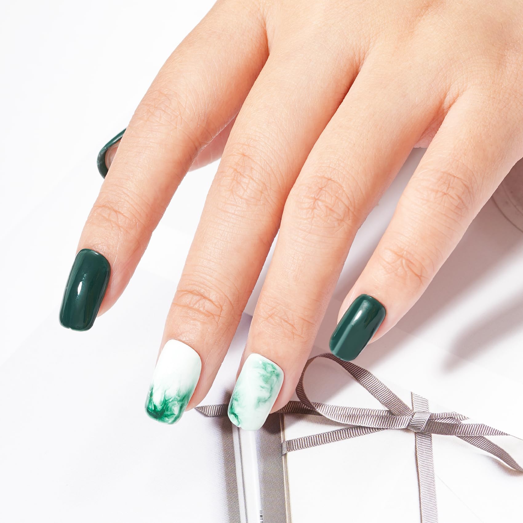 MAYCHAO gel esmeralda, acabado liso y flexible para uñas vivas.