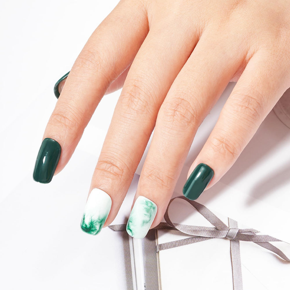MAYCHAO gel esmeralda, acabado liso y flexible para uñas vivas.