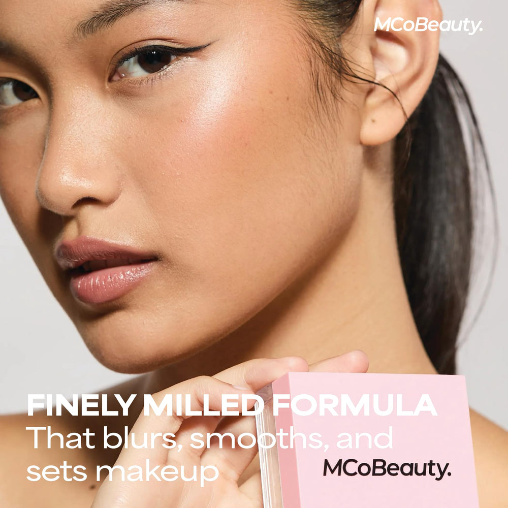 Textura sedosa del polvo translúcido MCoBeauty con hidratación ligera.