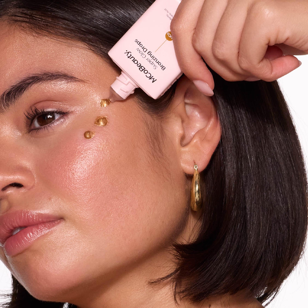 MCoBeauty Super Glow Bronzing Drops: aplicación sobre piel para un brillo natural y duradero.