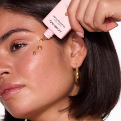 MCoBeauty Super Glow Bronzing Drops: aplicación sobre piel para un brillo natural y duradero.