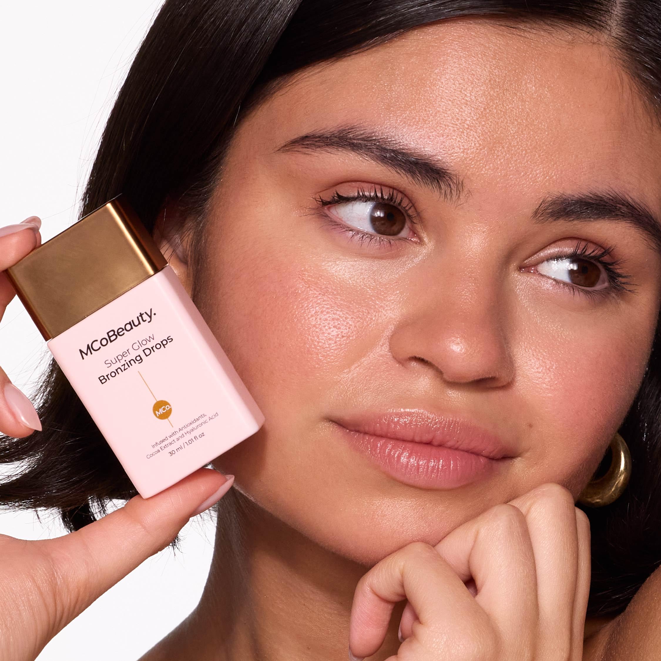 MCoBeauty Super Glow Bronzing Drops: toque final sobre maquillaje para resaltar definición y brillo.