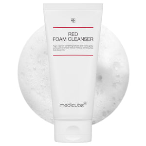 Medicube Limpiador de espuma roja, botella visible, beneficios de limpieza suave para piel sensible.