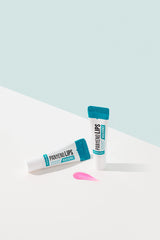 Mediheal Pantenolips Healssence en aplicación de labial aporta hidratación y brillo.