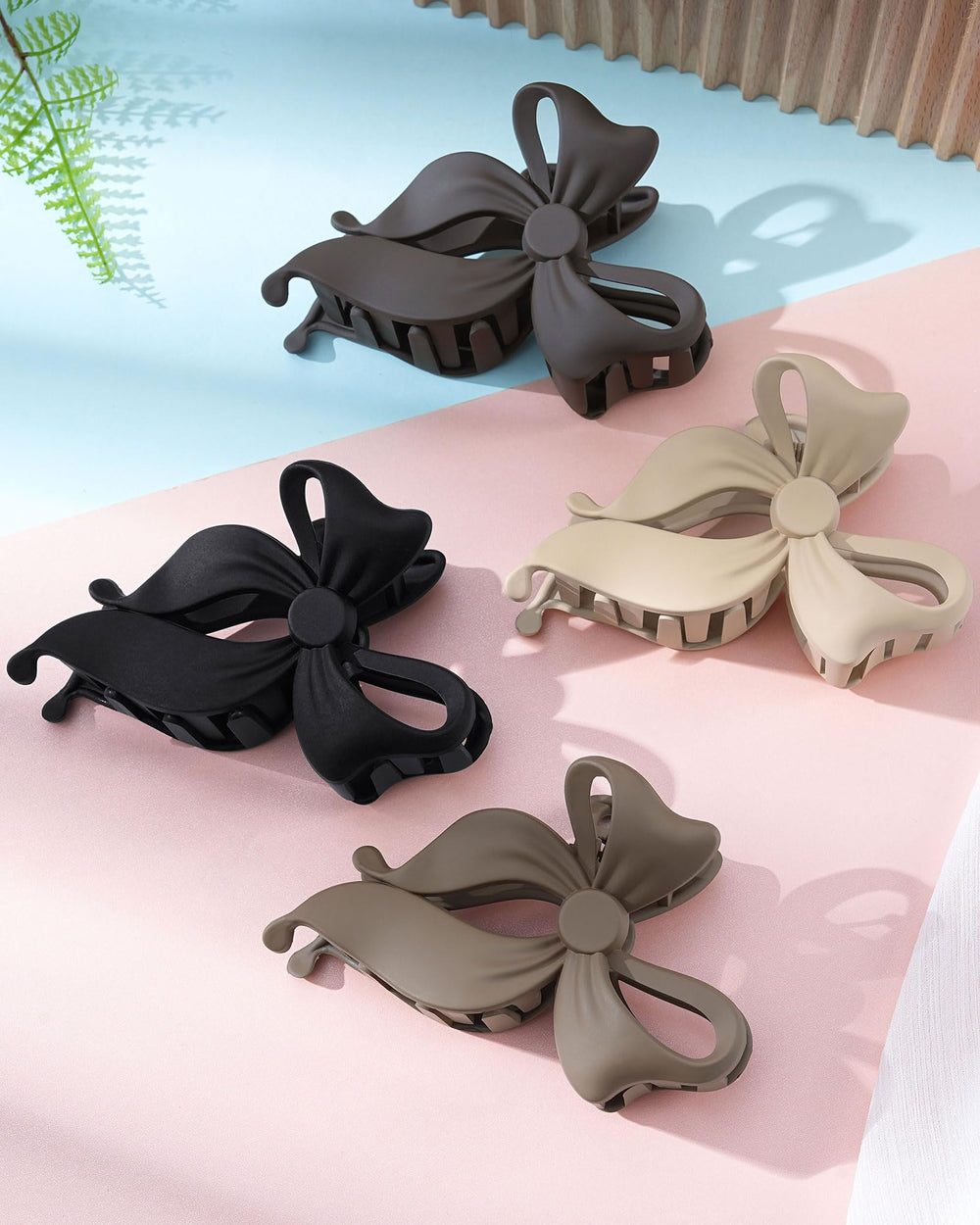 Mesovor clip bow en acción, perfecto para looks rápidos y seguros.