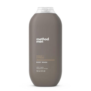 Method Men Cedar Cypress botella en primer plano, limpieza rápida y aroma agradable.