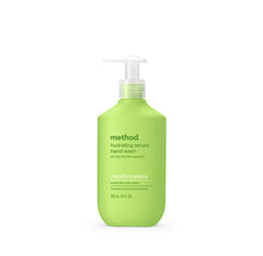 Method Mindful Matcha Serum Manos: dispensador en primer plano para hidratación suave.