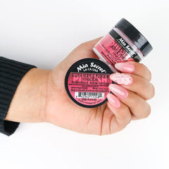 Mia Secret uñas naturales con aplicación de polvo acrílico rosado.