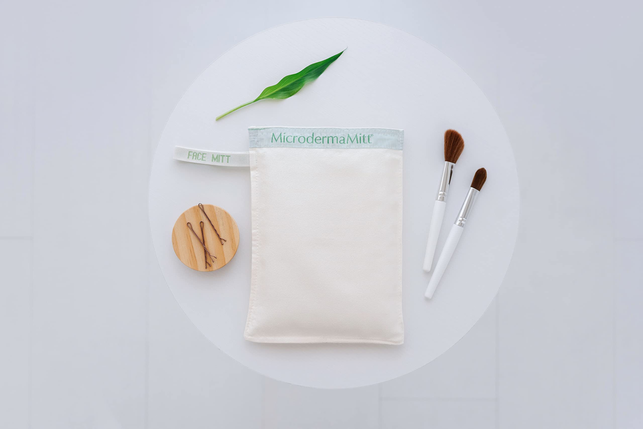 MicrodermaMitt cuidado facial en casa, resultados suaves y efectivos.