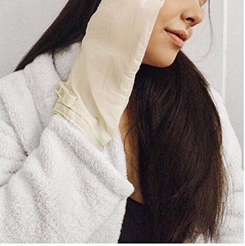MicrodermaMitt guante exfoliante para cuello, textura uniforme y tono más claro.